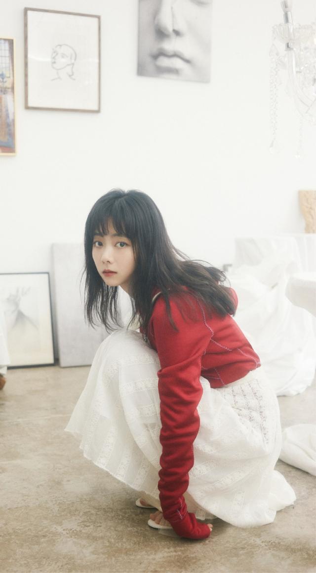 谭松韵穿卫衣配蕾丝裙,踩高跟鞋甜美动人