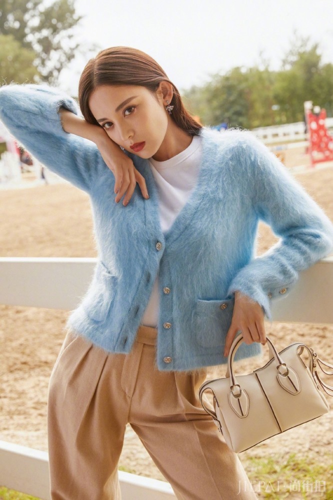 古力娜扎穿蓝色毛衣高腰裤,气质清新又唯美