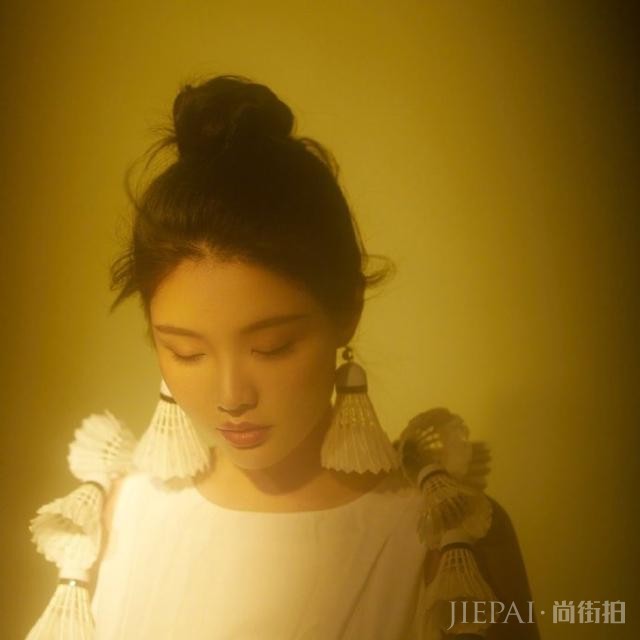 徐冬冬将羽毛球做成了耳环还披着身上 ,却着实好看