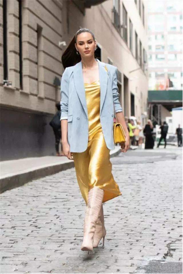 欧美街拍：今年流行的是“插秧靴”，穿上时尚还显高