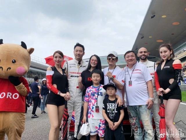 冉莹颖生三胎后素颜出镜面露憔悴,眼袋皱纹明显腿却被P到变形