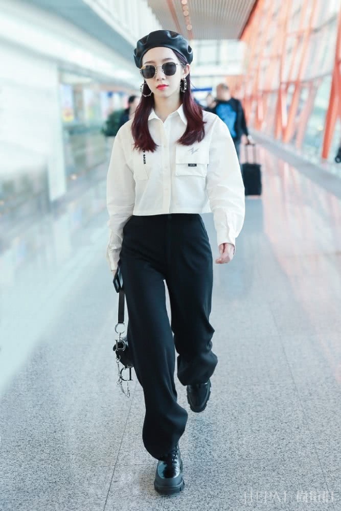 美女明星孟美岐穿白衬衫配高腰裤,机场街拍霸气又显瘦