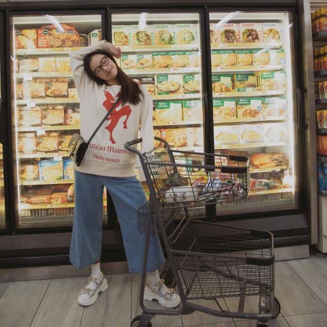 倪妮教你用红色毛衣搭配直筒牛仔裤简单穿出复古风，怎么拍都好看