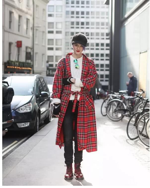 欧美街拍：潮人穿这3条裤子，时髦又有档次