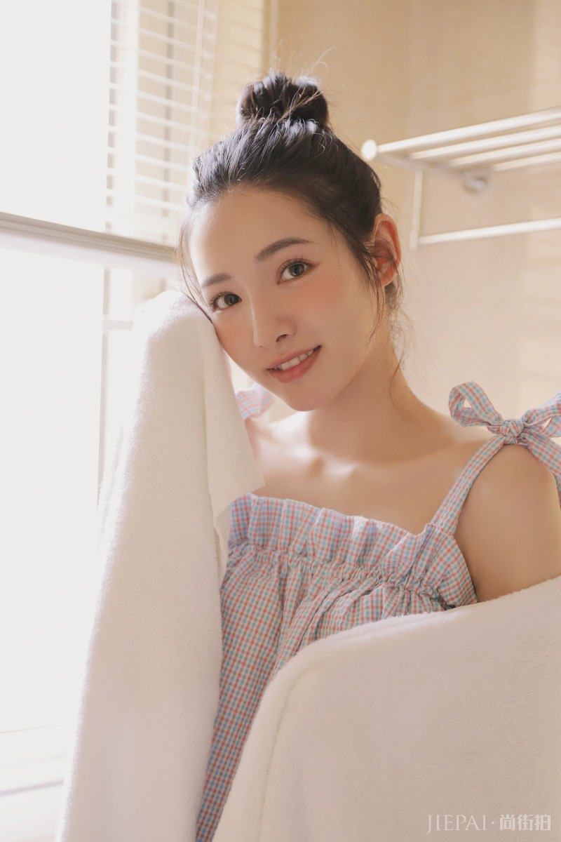 可爱丸子头美女浴室诱人美腿性感写真图片