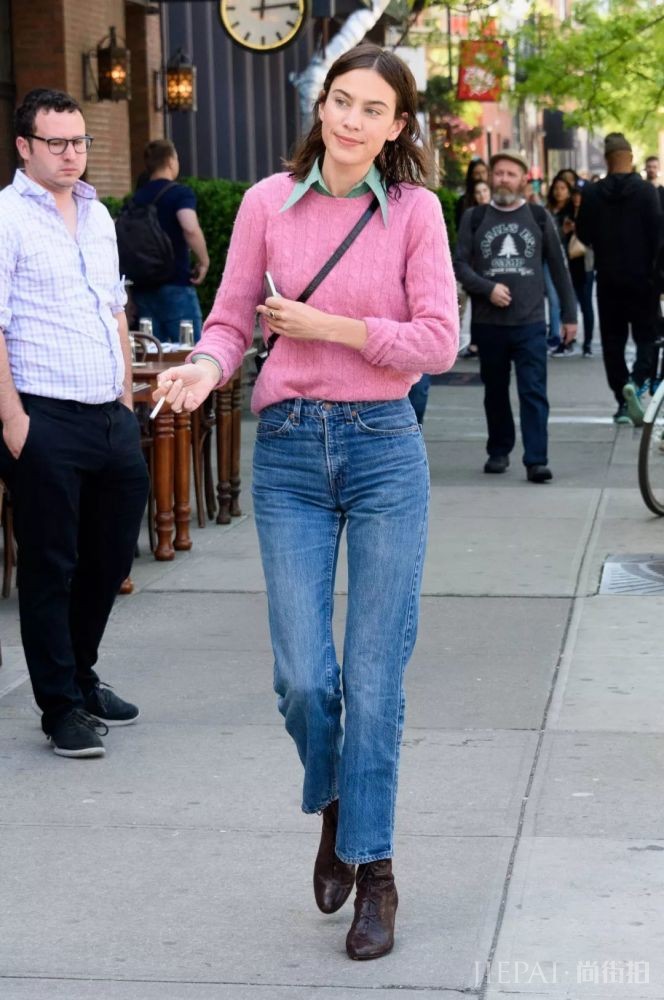 欧美美女街拍，想要周末穿好看绝对需要这件马卡龙毛衣