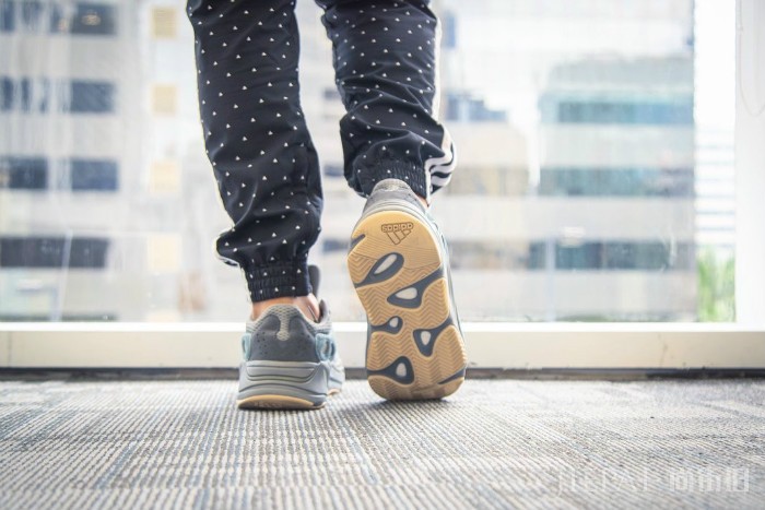 YEEZY BOOST 700又有一款跳票,先看看上脚感受!