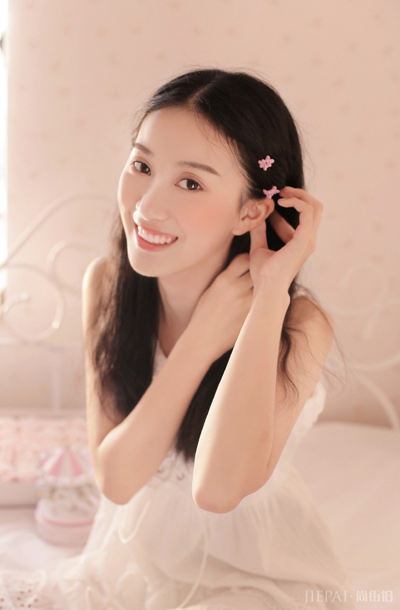 白嫩长发美女吊带裙性感写真图片