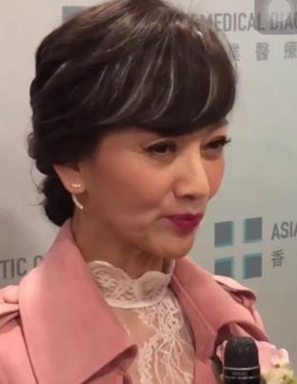 大龄女明星颜值现状，蔡明脸僵了刘嘉玲腰像水桶，许晴算自然老？