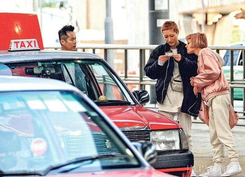 “小龙女”吴卓林西装搭黑金短发,爷们气质凸显