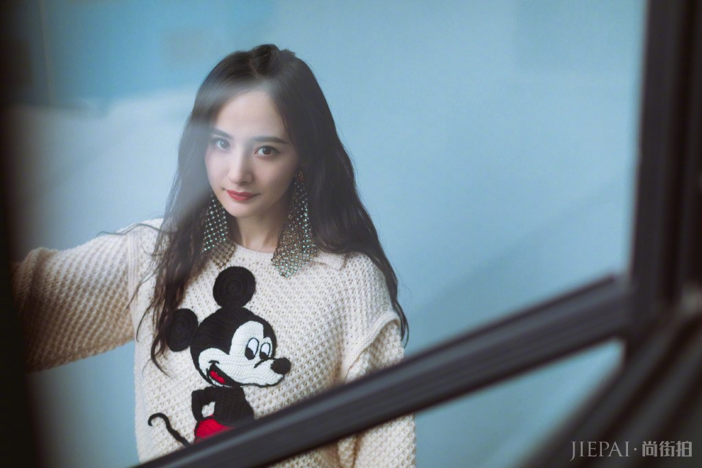 杨幂中国达人秀初秋毛衣甜美时尚写真图片