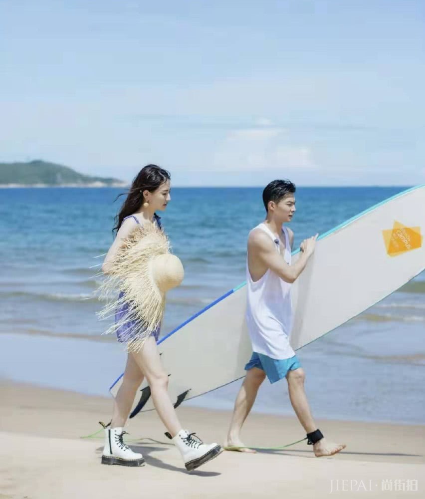 徐璐与张铭恩三亚游玩,穿吊带碎花裙甜美,还与关晓彤撞款不撞色