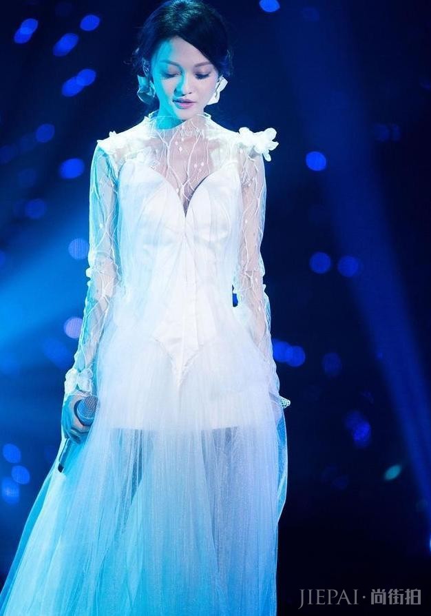 她是歌坛铁娘子，偶像剧女王，被亲妈诬陷吸毒，沉寂11年自信回归