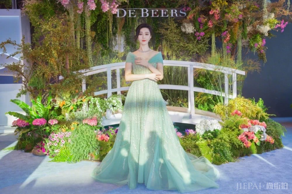 范冰冰复出后再度惊艳众人,烫钻西装配长裤颜值回春气场仍似女王