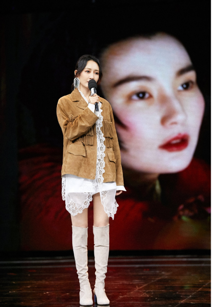 秋季学王鸥穿搭，用棕色外套搭配白色上衣短裤太高级