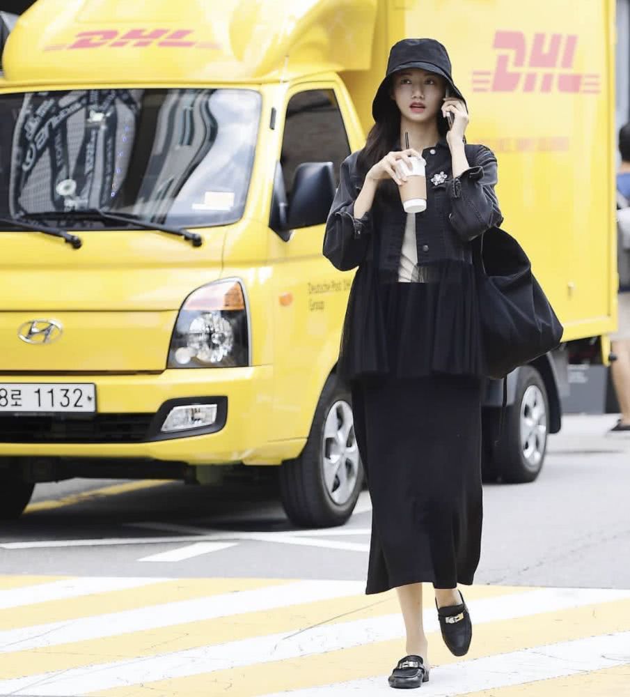 国内街拍：秋天时髦精们都爱穿美美的外套