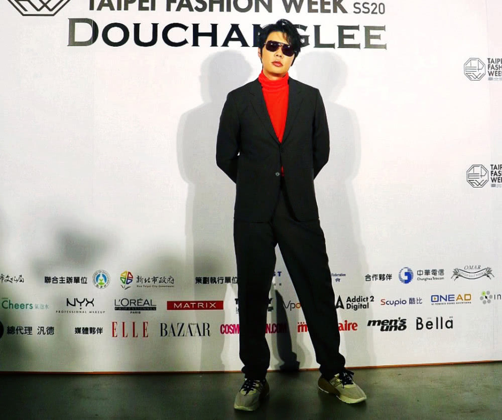 时装周范玮琪陈建州同穿黑衣秀恩爱,任家萱搭配红色纸袋裤出风头