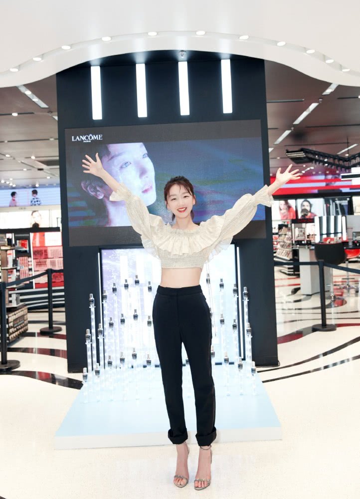 周冬雨穿1万6的风衣提1万5的包，似大佬出街超个性