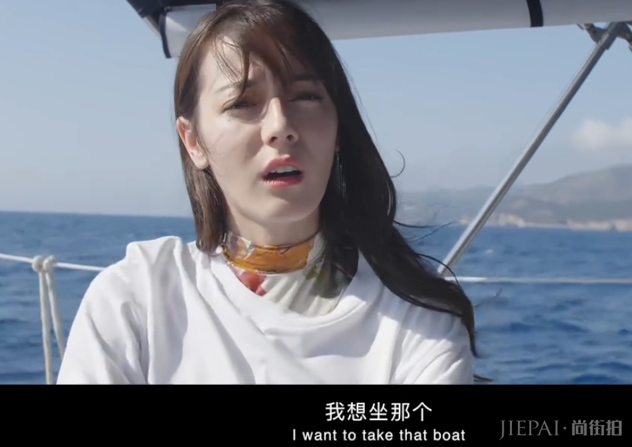 迪丽热巴坐船出海,看帅哥眼神直勾勾,大力拍手女神变女汉子!