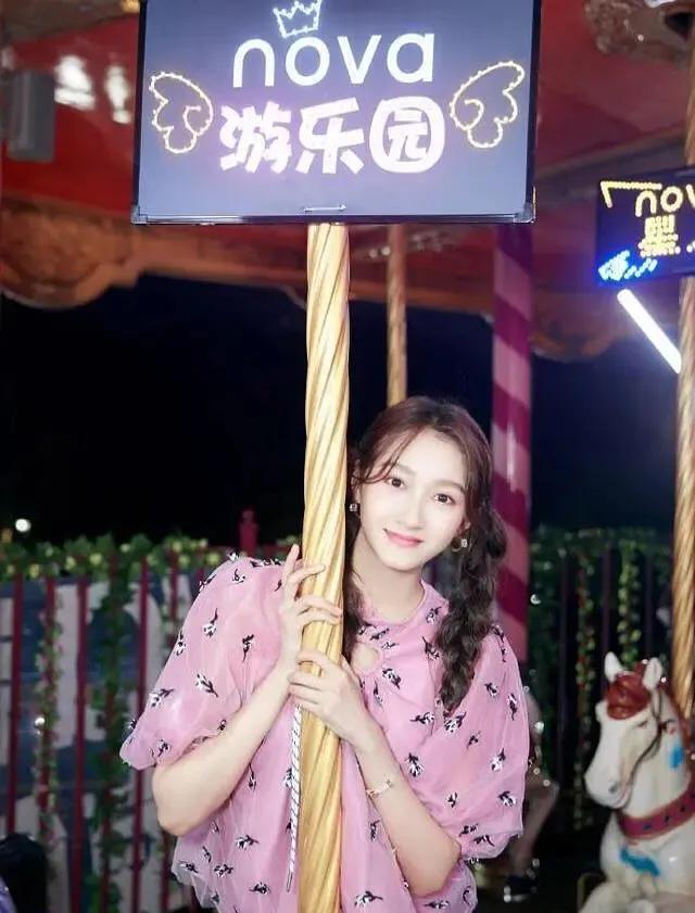双马尾造型的程潇像洋娃娃,周洁琼显得脖子太粗,关晓彤则略带土味