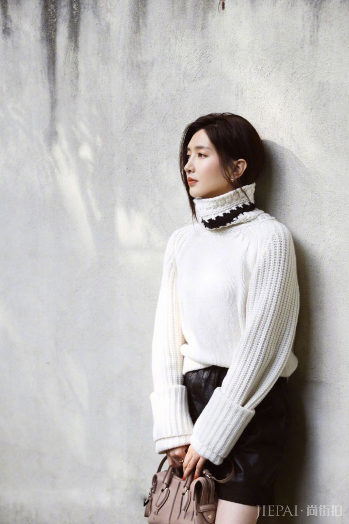 江疏影初秋街拍 白毛衣搭配皮裤随性又时髦
