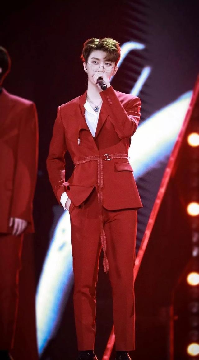 明星穿中国红谁最帅？肖战成儒雅公子，王一博炫酷，张艺兴最大胆