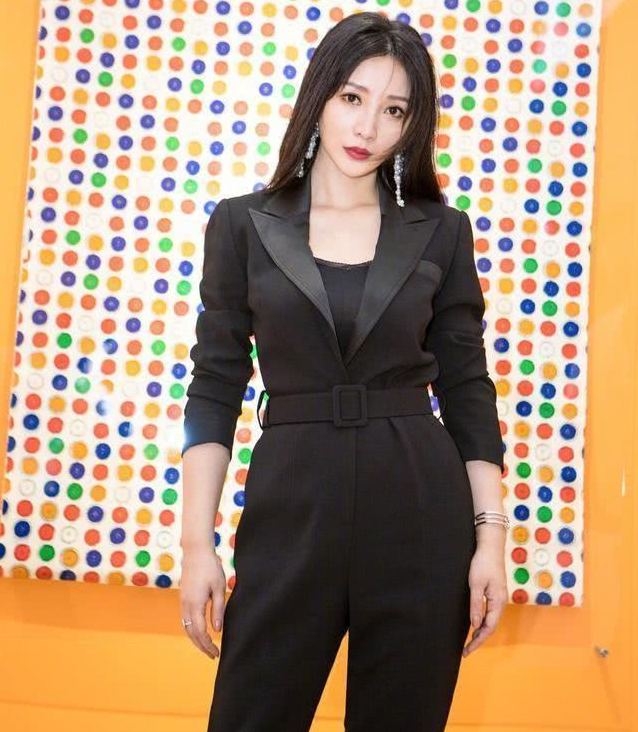 柳岩穿V领连体裤秀小蛮腰当女总裁,彻底撕去性感标签?