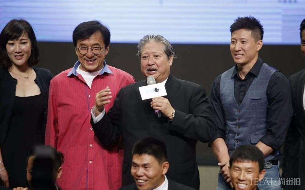 成龙在外面怎么装都行,却一直被洪金宝欺负,让成龙给他擦鞋,搓澡