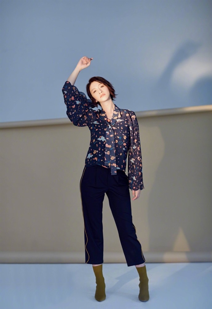 李小冉穿卫衣戴圆草帽,对着镜头甜笑美成初恋