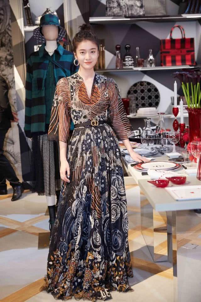 张雪迎穿复古风长裙优雅大气，配丸子头气质绝了！