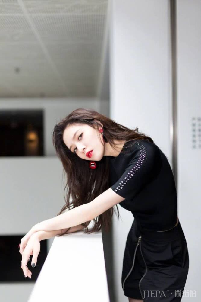 宋妍霏私服穿搭简约时尚温柔慵懒，不愧为新生代带货女王