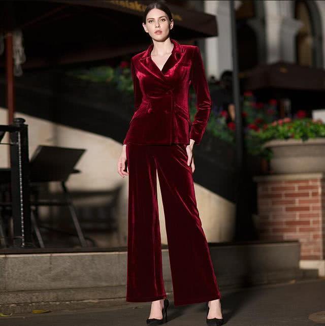 有女人味的丝绒从骨子里透出一种奢华优雅的感觉，凸显简约潮流感