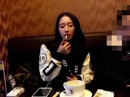 火箭少女又一成员黑料被扒,路边抽烟还乱扔烟头,大批粉丝脱粉