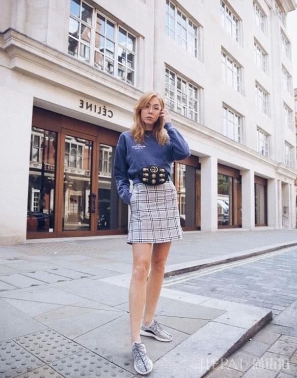 天气变冷，用卫衣和半身裙来温暖这个秋天吧