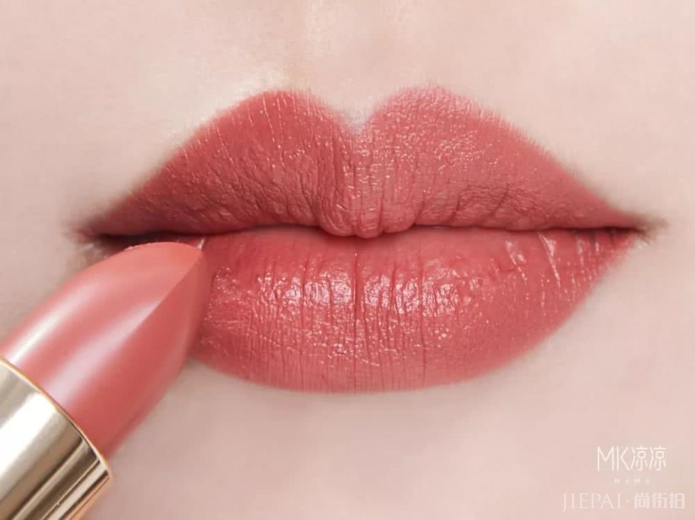 豆沙色、梅子色都靠边,今年最火的口红色是它