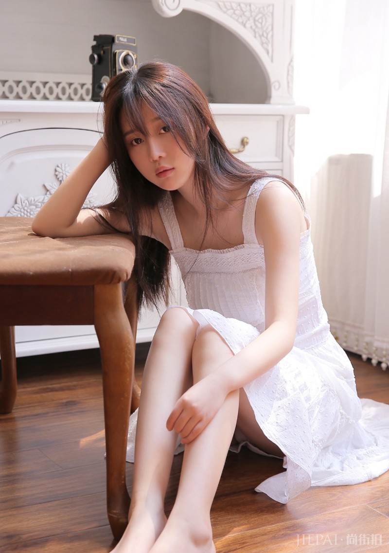 白色吊带裙长发美女性感诱惑写真图片