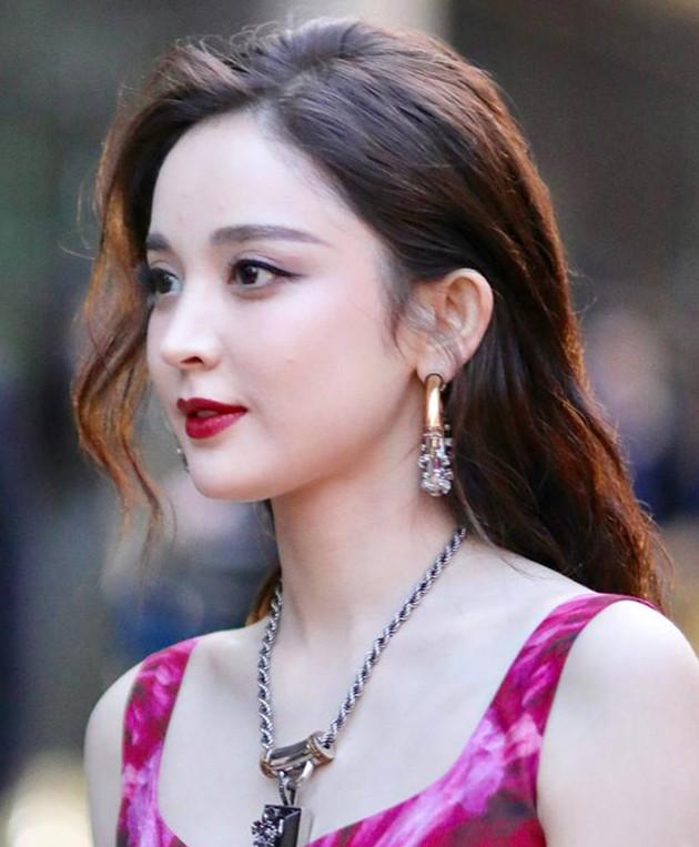 中国女星时装周外媒图：娜扎起痘痘，热巴像孕妇，她成全场最佳