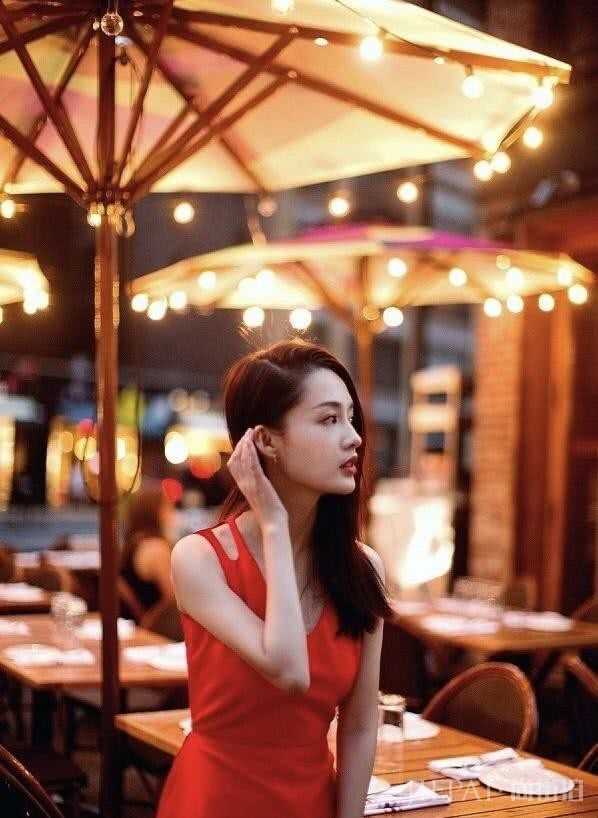 李沁穿红裙清纯似少女,踩“牙签鞋”性感妖娆