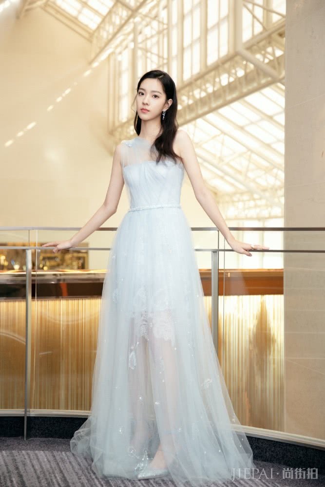 庄达菲穿斜肩轻纱裙现身釜山电影节,优雅甜美