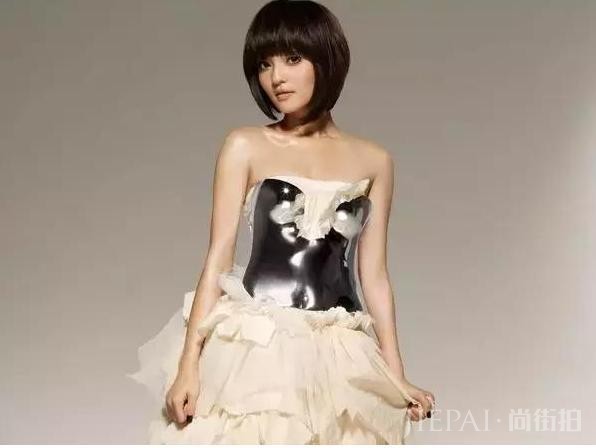 她是歌坛铁娘子，偶像剧女王，被亲妈诬陷吸毒，沉寂11年自信回归