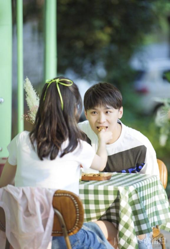 郑爽张恒《女儿们的恋爱》写真剪影曝光,两人满眼爱意互动超甜