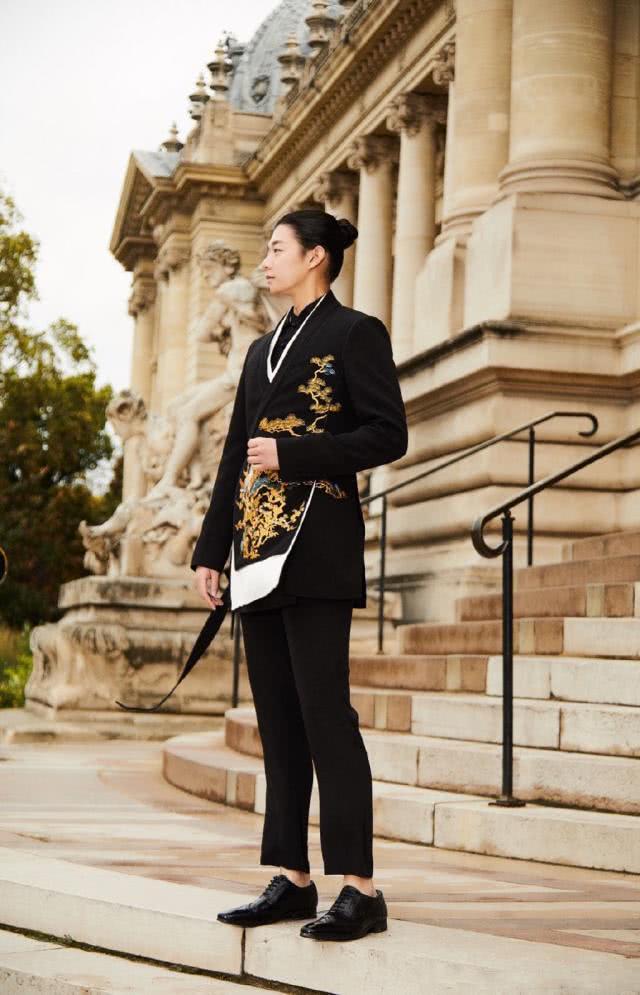 霍尊亮相巴黎时装周,将中国风带往国际舞台,惊艳世界