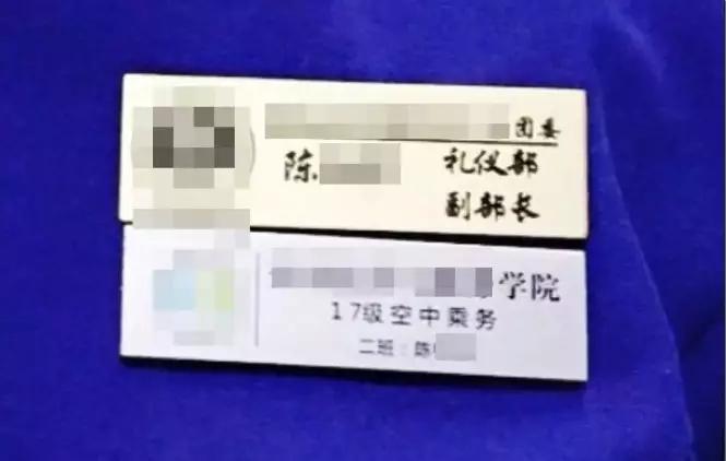 女网红进客机驾驶舱晒合影，人美心恶，拿全机人生命当儿戏！