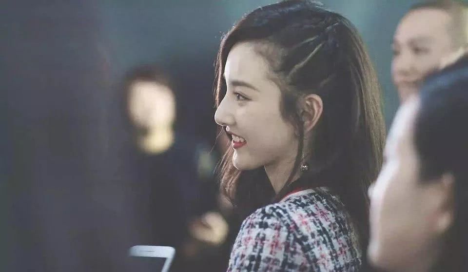 宋祖儿一身黑也能穿出仙女气质,颜值太高不愧被称为小张柏芝