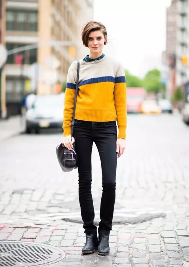 欧美街拍:今年流行毛衣搭配衬衫,保暖还舒适