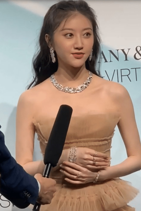 景甜近照变化太大,公主裙加卷发胖了一圈,眼袋明显略显憔悴!