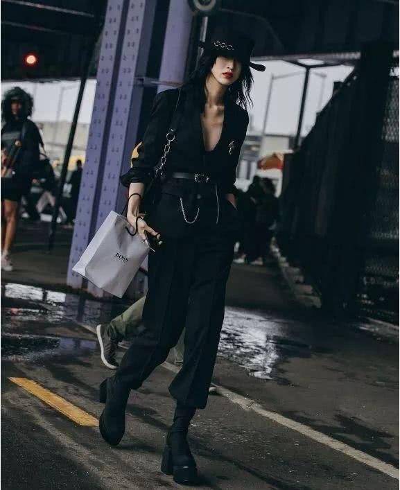 想显高显瘦试试这种搭配:小黑裤+小黑鞋