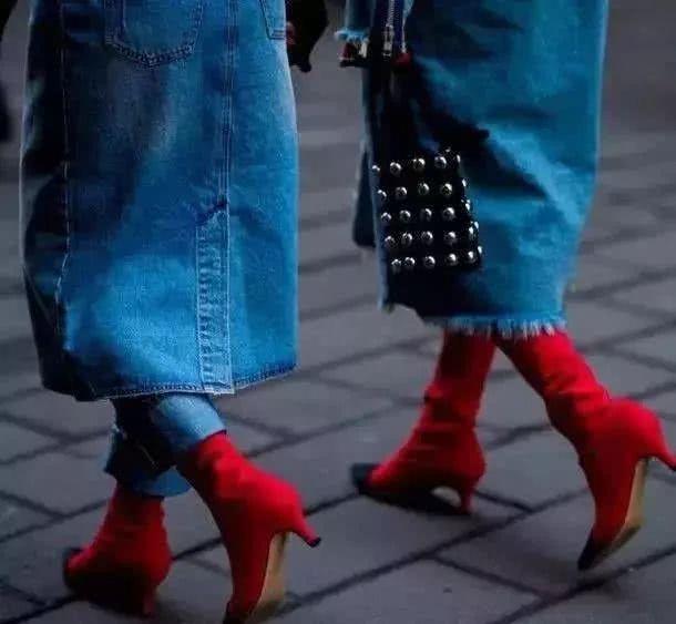 牛仔裤搭配小红靴让你个性拉风，变美还立马温暖加倍