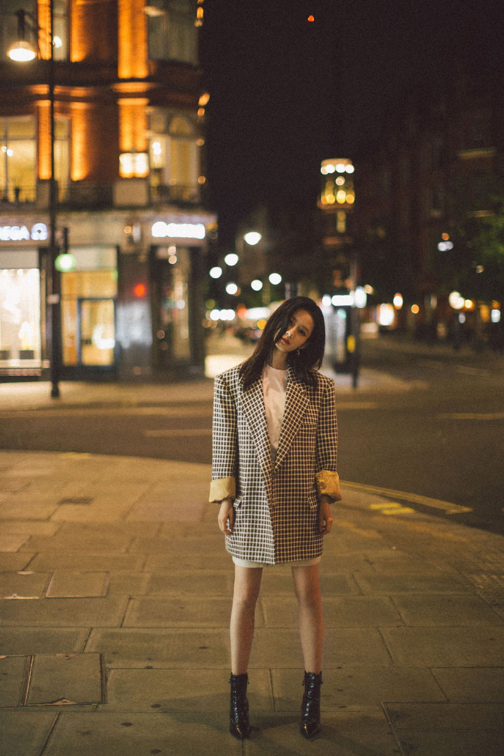李沁深夜街拍写真图片，太会摆造型了