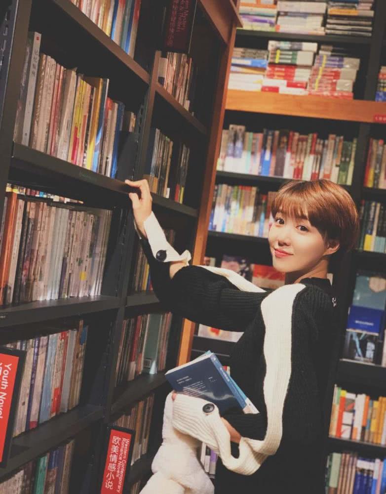 李欣燃个性穿搭法，休闲中带着慵懒，看起来很舒适